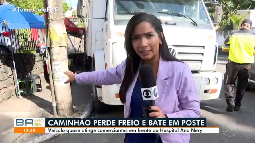 Vídeo: Ao vivo, equipe de TV é atingida por curto-circuito