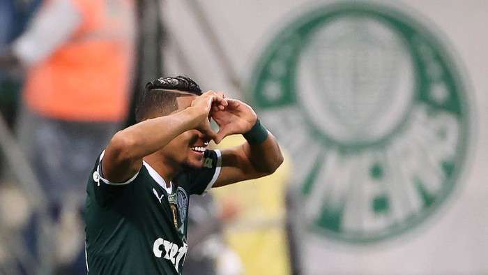 Palmeiras goleia Botafogo e assume liderança do Brasileiro