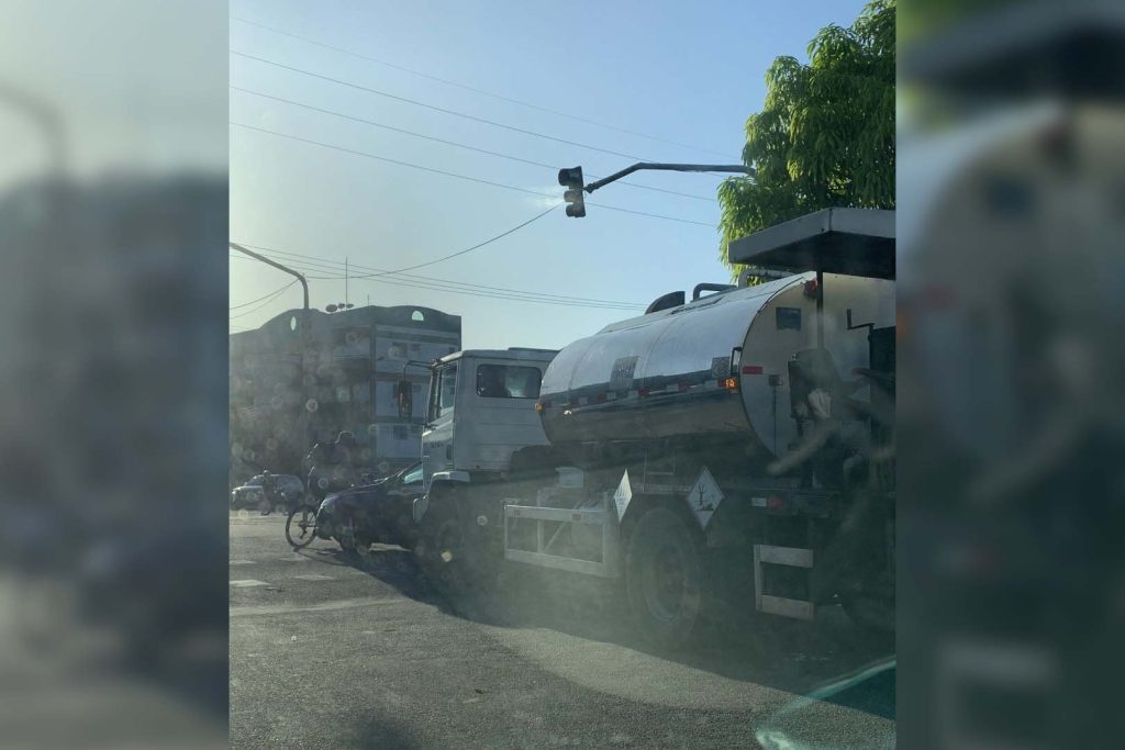 Batida entre carro e caminhão deixa trânsito lento na avenida Júlio César, em Belém