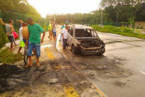Carro é destruído por incêndio em avenida na região de Belém