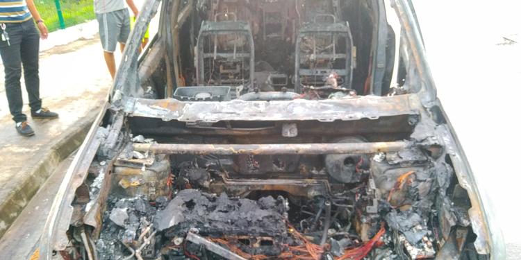 Carro é destruído por incêndio em avenida na região de Belém