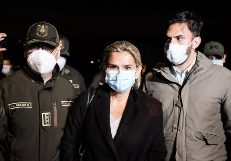 Bolívia condena ex-presidenta Jeanine Añez a 10 anos de prisão