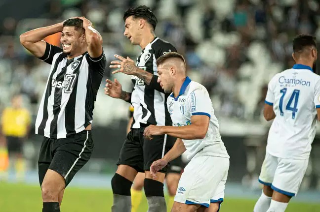 Botafogo perde em casa por 2 a 0 e entra na zona de rebaixamento