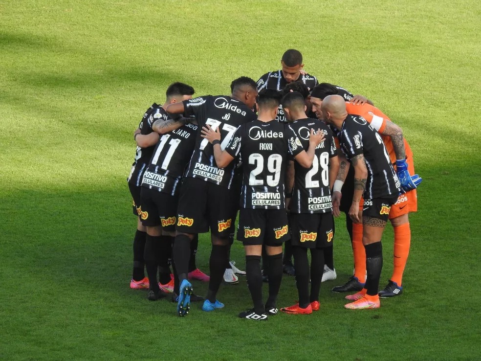 Corinthians atropela o Santos e está praticamente classificado