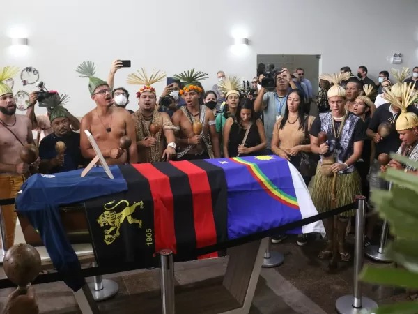 Em recife população pede justiça durante velorio de indigenista