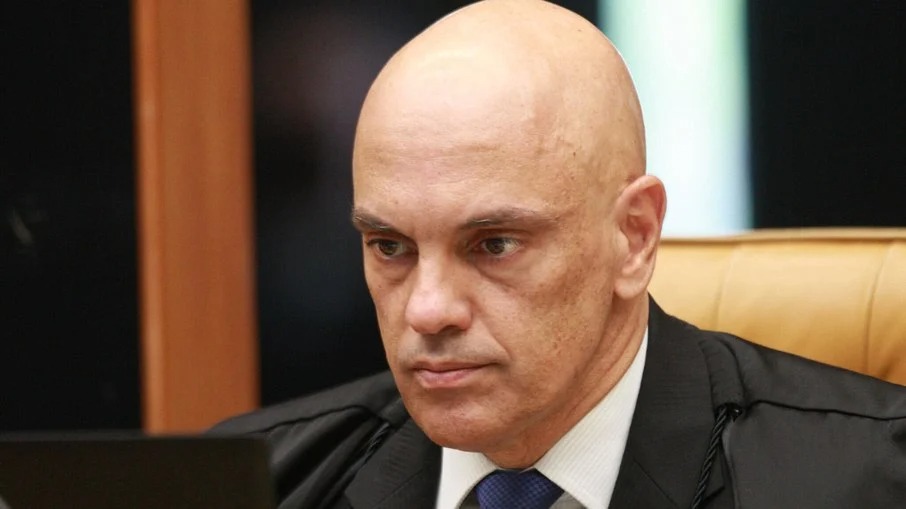 Moraes manda à PGR pedido de investigação contra Bolsonaro