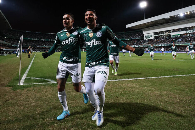 Palmeiras vence Coritiba, quebra tabu e retoma a liderança do Brasileirão