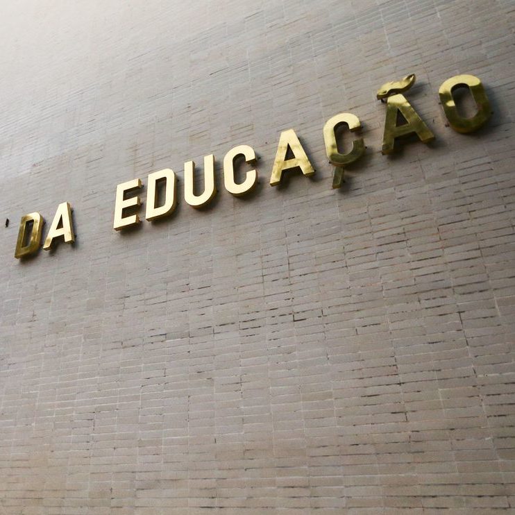 MEC pode suspender implementação do novo ensino médio O Ministério da Educação (MEC) deve suspender a portaria que estipula o cronograma