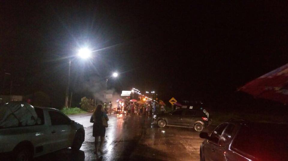 Manifestantes fecham a PA-150 em Mojú no Pará