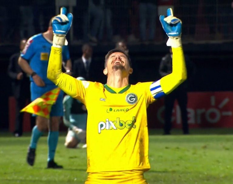 Tadeu pega 5 pênaltis e avança às oitavas da Copa do Brasil