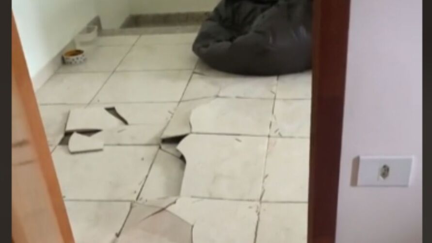 Vídeo: moradora registra piso estourando dentro de casa