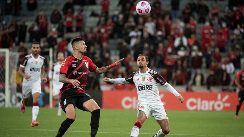 Flamengo empata com o Athletico-PR e gera briga entre torcedores