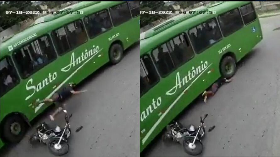 Video: Motoqueiro cai de cabeça sobre roda de ônibus