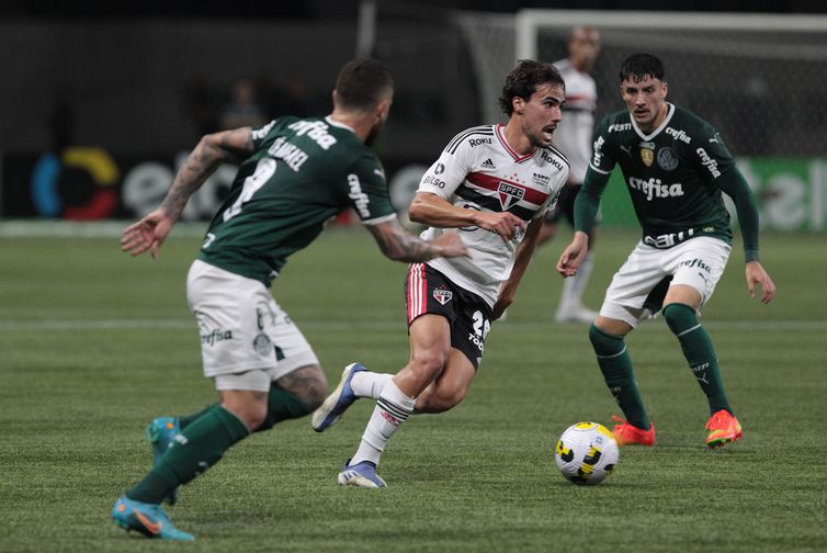 São Paulo bate o Palmeiras nos pênaltis e está nas quartas