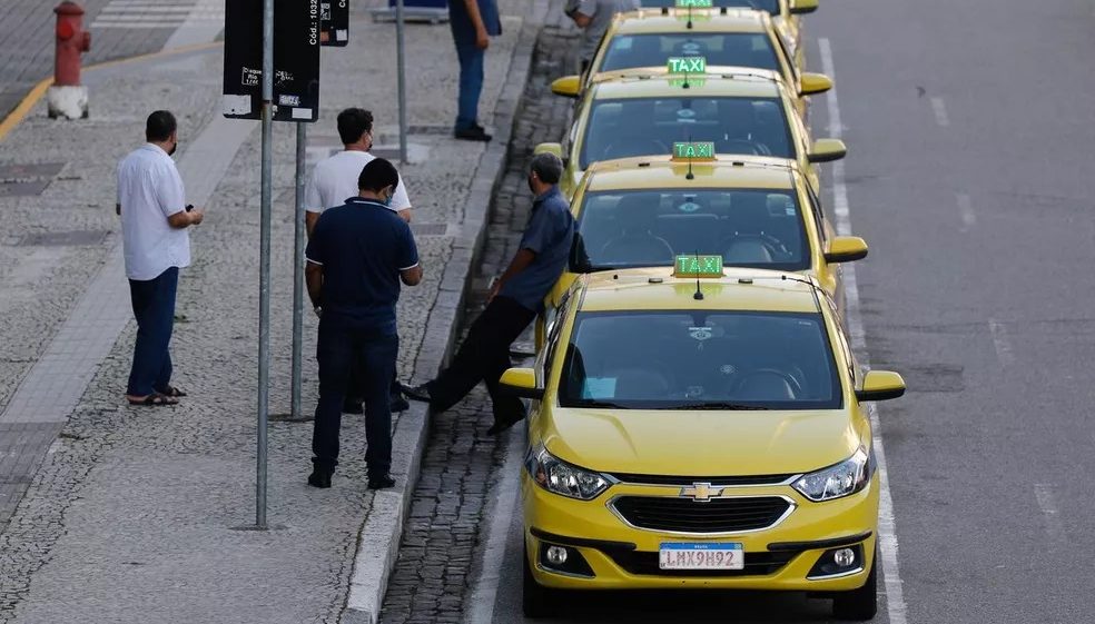 Governo federal regulamenta auxílio-gasolina para taxistas