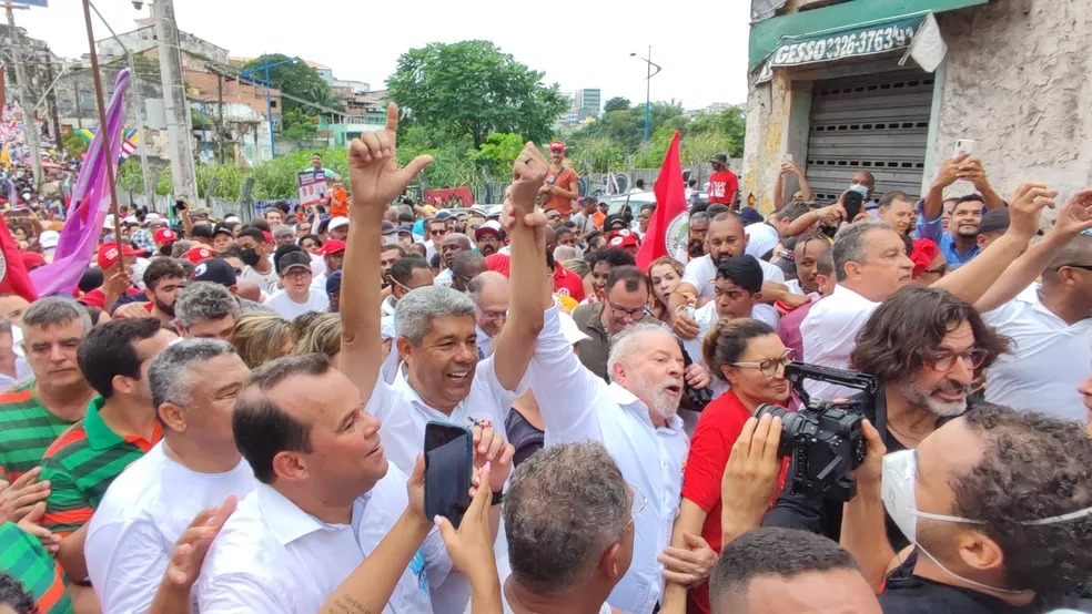 Lula, Ciro e Tebet celebram os heróis da Independência na Bahia; já Bolsonaro ignora e faz passeio de moto