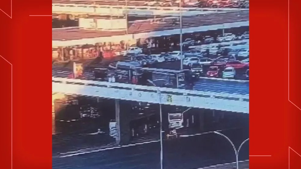 Vídeo: veja momento em que carro invade parada, atinge 5 e mata mulher