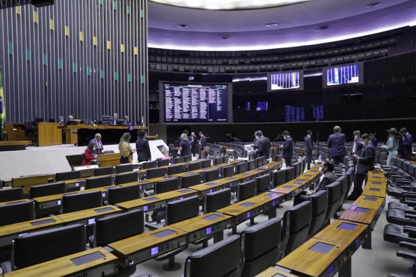 Câmara faz sessão de um minuto para acelerar aprovação do PEC
