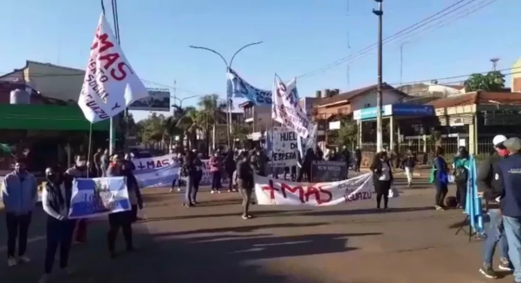 No Dia da Independência da Argentina, comemorado neste último sábado (9), grupos de esquerda e de direita saíram às ruas para protestar contra