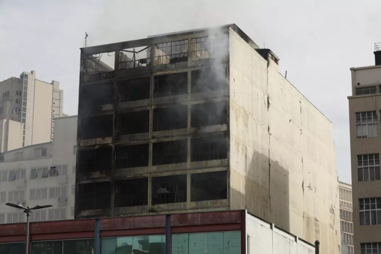 Com risco de desabamento, prédio no centro de SP e interditdo