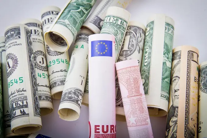 Euro valendo o mesmo que o dólar traz medo da recessão