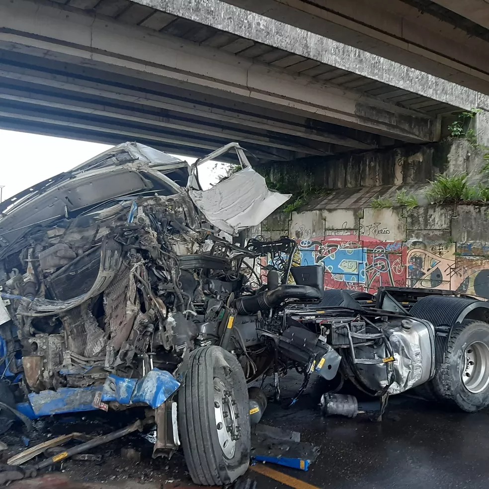 Motorista foge após bater carreta contra pilar de avenida em Belém