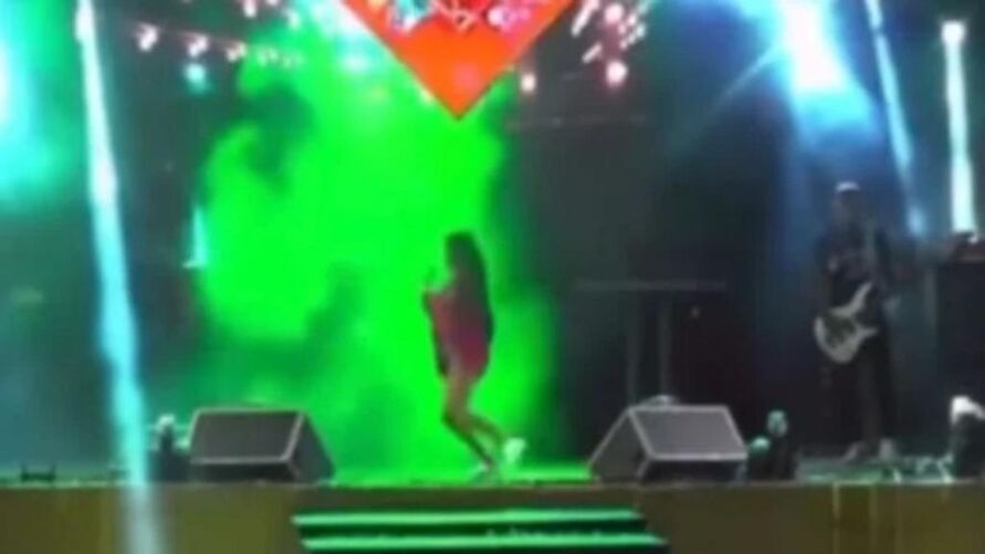 Vídeo: cantora sai correndo do palco após tiroteio em show