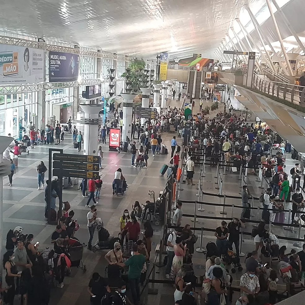 Interdição após acidente aéreo gera longas filas em aeroporto