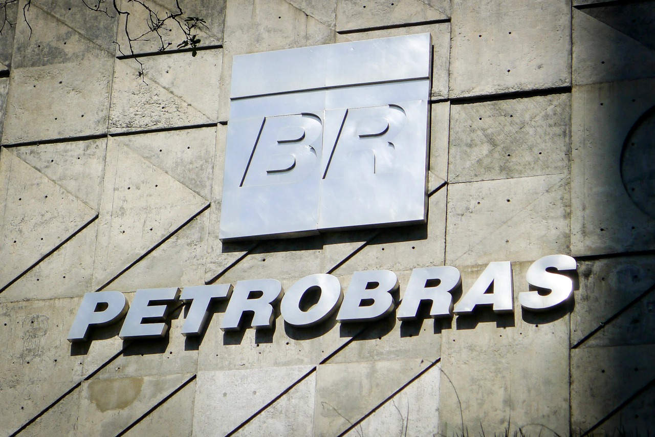 Petrobras reduz preço da gasolina em 4,9%