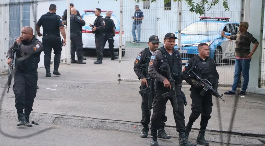 PM e Polícia Civil fazem operação no Complexo do Alemão