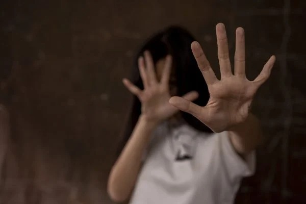 Família denuncia estupro coletivo contra adolescente em escola
