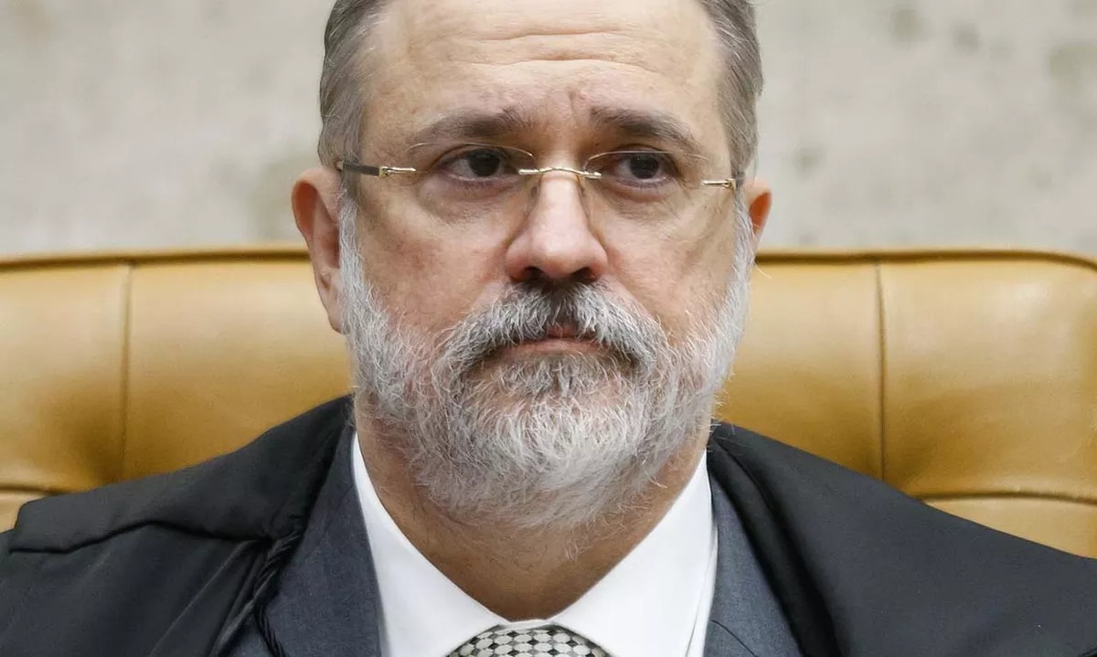 Aras diz que há abusos de alguns parlamentares com o Judiciário