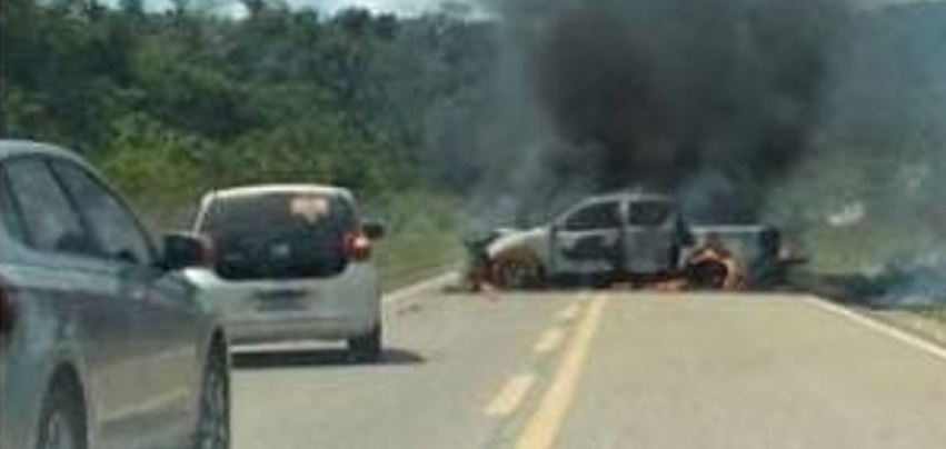 Vídeo: caminhonete de criminosos pega fogo durante tentativa de roubo a carro-forte no Pará