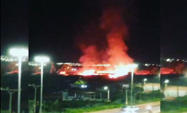 Vídeo: incêndio atinge distrito de Parauapebas, no Pará