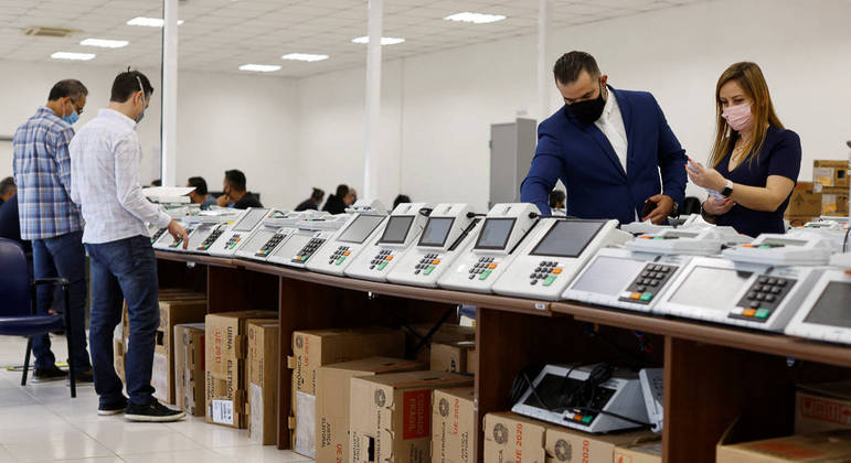 Funcionários da Abin defendem segurança das urnas eletrônicas