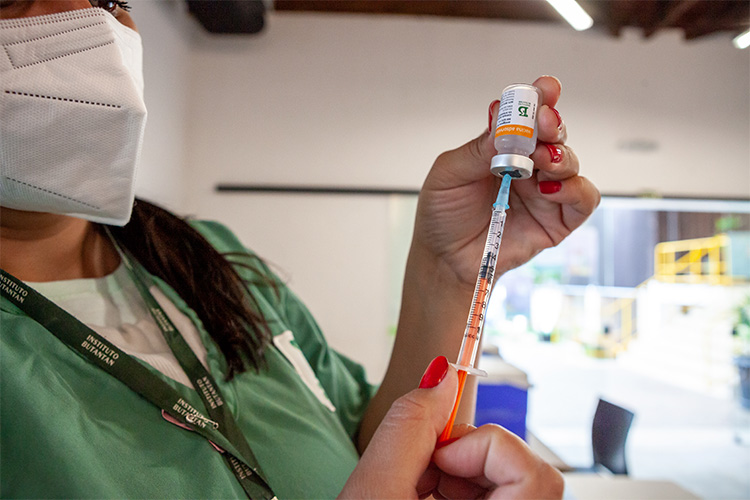 Governo alerta para tomar vacina de reforço conta covid-19