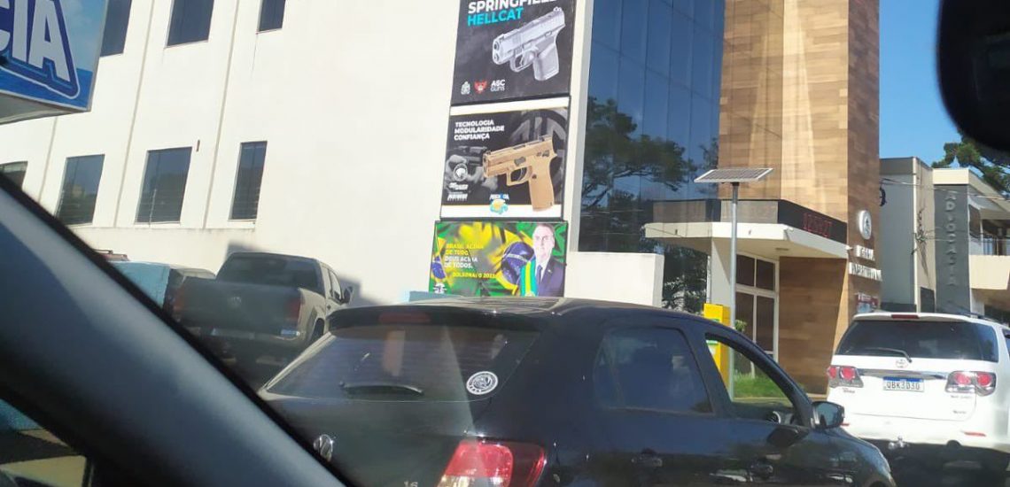 MURO DE IGREJA PRESBITERIANA VIRA OUTDOR PARA PROPAGANDA ILEGAL DE ARMAS E DE BOLSONARO