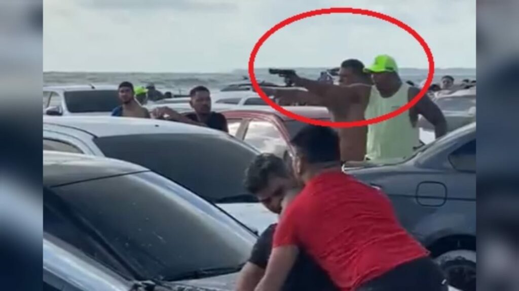 Vídeo: homem aparece com arma em punho apontada para banhistas durante briga em praia de Salinas