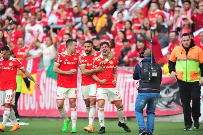 O Internacional venceu o Atlético-MG por 3 a 0, na tarde deste domingo, no Estádio do Beira-Rio, em Porto Alegre, em jogo pela 20ª rodada