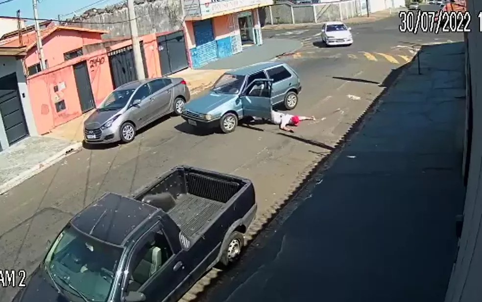 VÍDEO: motorista sem cinto cai de carro em movimento