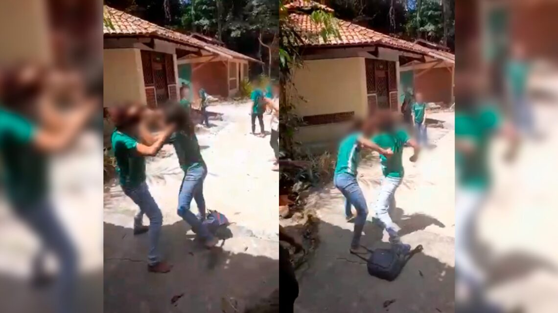 Nesta quinta-feira, 4 , um video em que duas adolescentes estão trocando socos e puxões de cabelo, em uma escola no distrito do Outeiro, em Belém