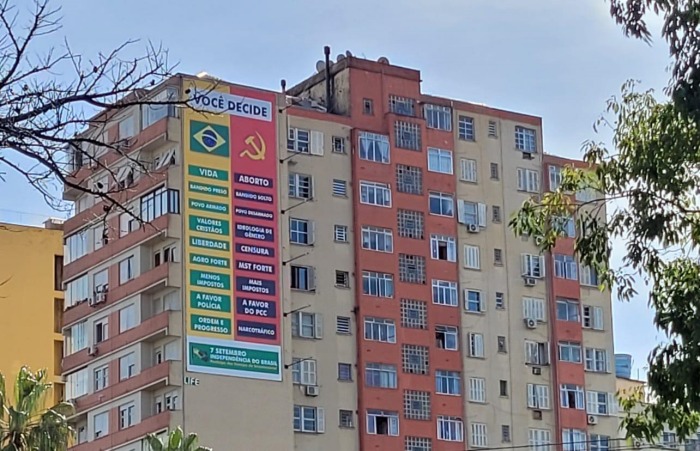 Banners associam esquerda ao tráfico