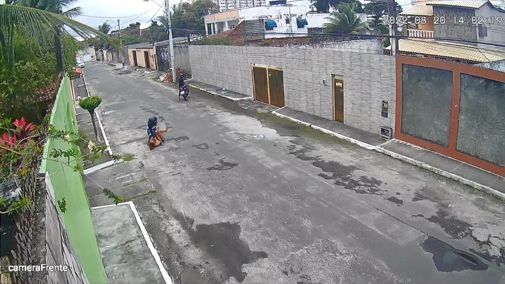 Vídeo: mulher é agredida com socos durante assalto na Bahia