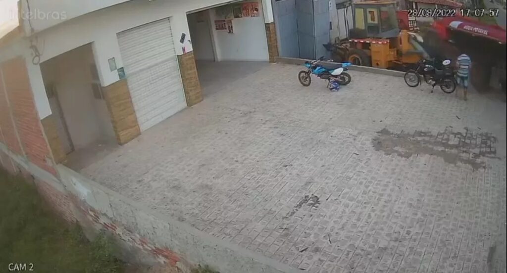 Vídeo: homem escapa de ser atingido por caminhão desgovernado