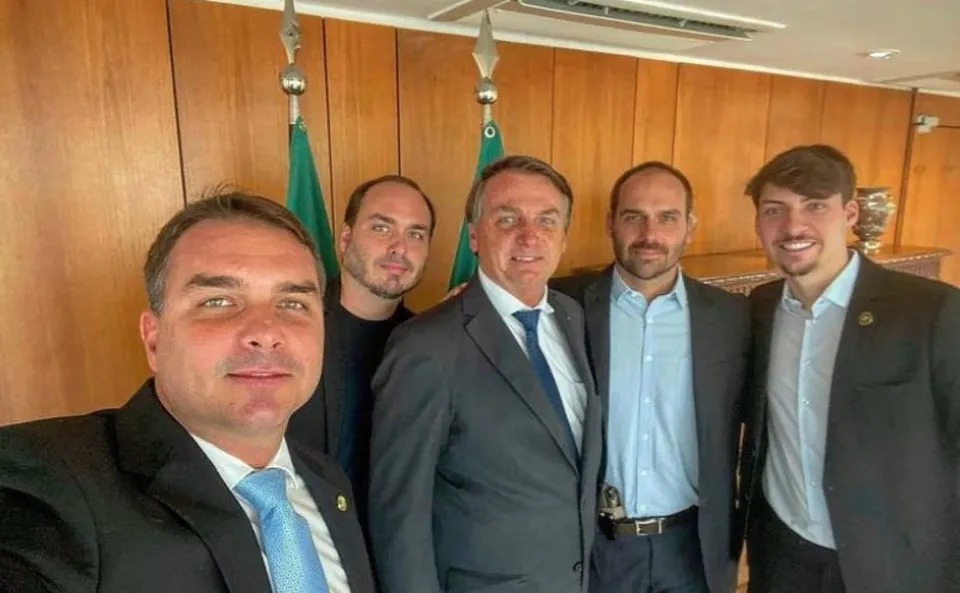 Metade do patrimônio do clã Bolsonaro foi comprada com dinheiro em espécie