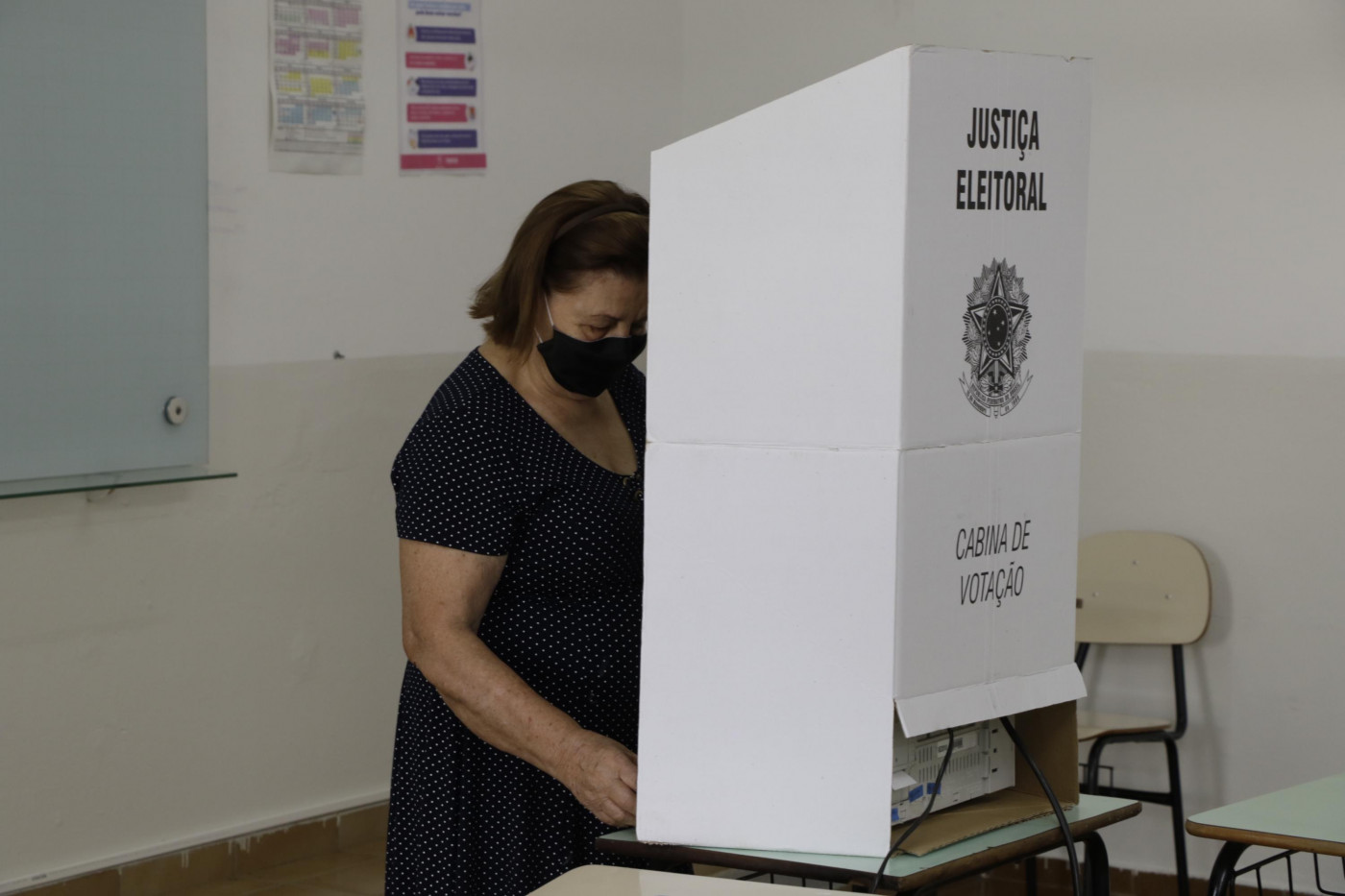 TSE proíbe que eleitor leve celular para cabine de votação