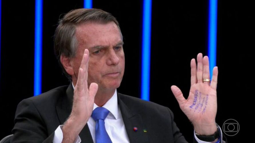 Cola na mão de Bolsonaro vira meme na internet. Veja!