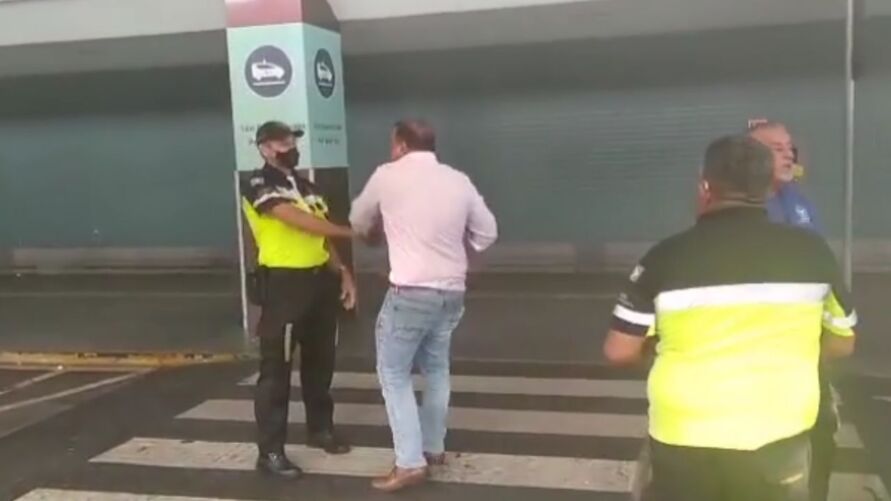 Vídeo: deputado arranca celular da mão de agente de trânsito