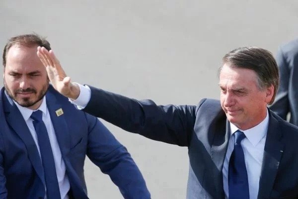 apuração que tem como alvos o presidente e candidato à reeleição, Jair Bolsonaro (PL), o filho dele, o vereador do Rio de Janeiro Carlos Bolsonaro (Republicanos).