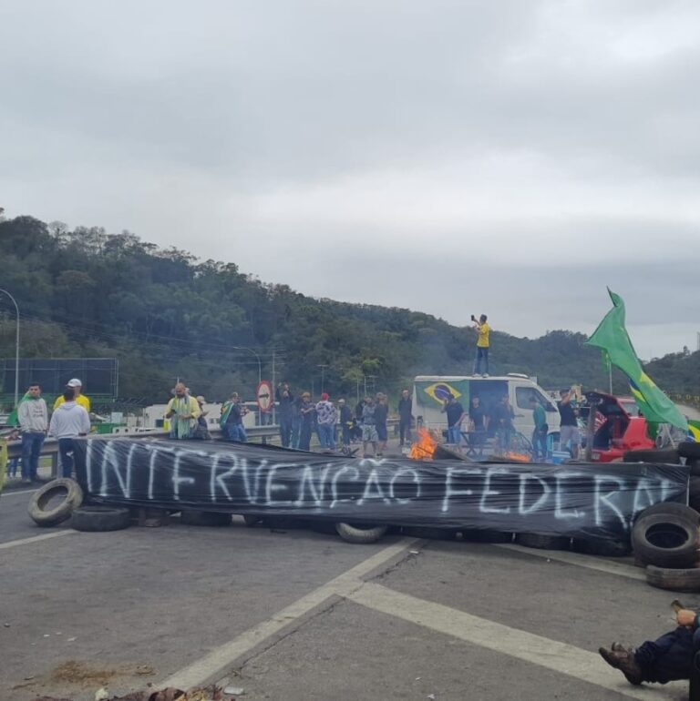 Moraes bloqueia contas de suspeitos que financiaram atos golpistas